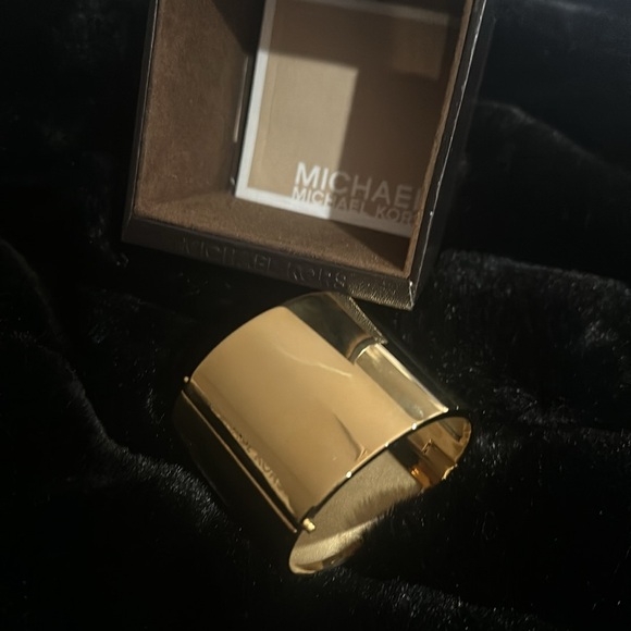 Michael Kors gold bracelet with card and box. Worn only once. - Picture 2 of 4